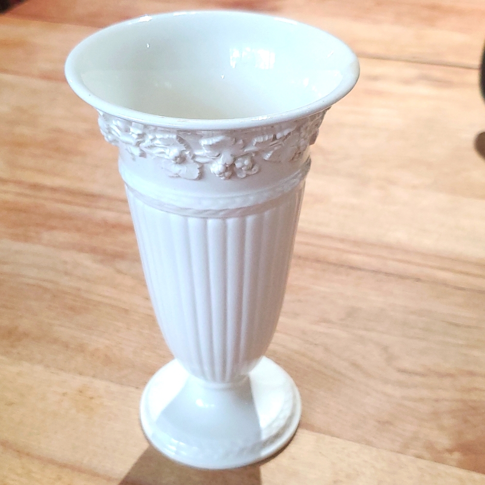 Wedgewood Ofetruriav & Barlaston Queensware # 12C49 16cm vase. Perfect Condition